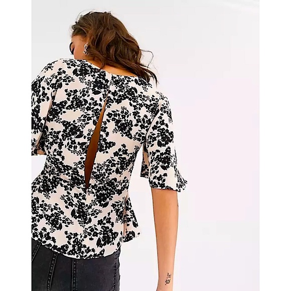 TOPSHOP Tea Blouse In Floral Print - Picture 2 of 11